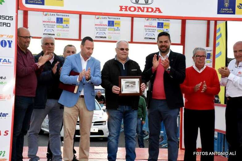 Momento de la entrega de la placa de reconocimiento a Eloy Santana (Foto Antonio Alí)